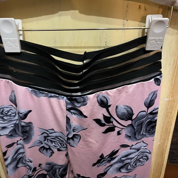 Butt sculpting leggings with floral print brand new wo tags size medium - Picture 3 of 5